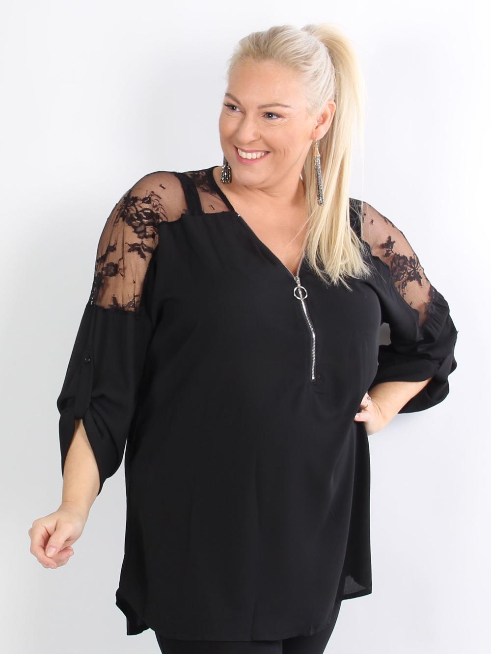 Kleo - Svart tunika med spetsar på axlarna och silverfärgad dragkedja